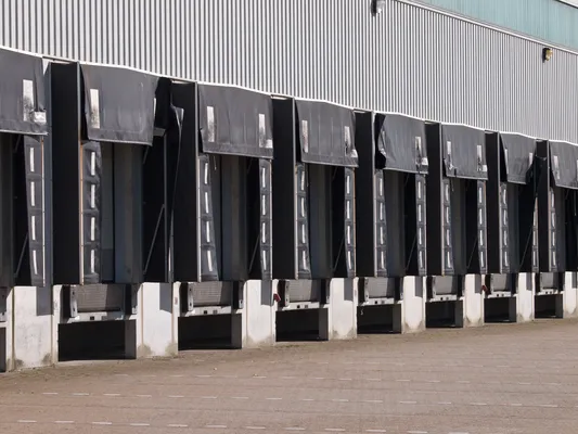 Andenes con puertas y shelters proporcionados por la mejor comercializadora industrial Ribori