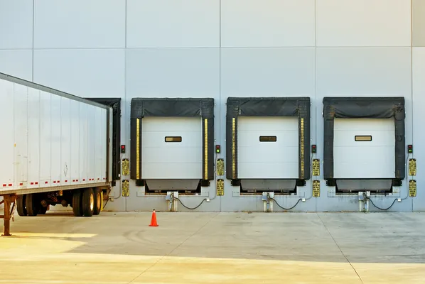 Rampas mecánicas: solución práctica para operaciones con bajo volumen de carga