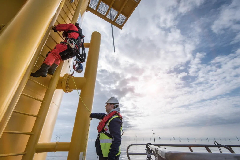 NOM-009-STPS: Guía Completa para Elevar la Seguridad en Trabajos en Altura en Andenes de Carga e Instalaciones Industriales