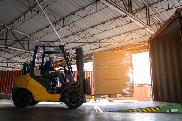 Rampas para andén: Guía para empresas y comercios industriales