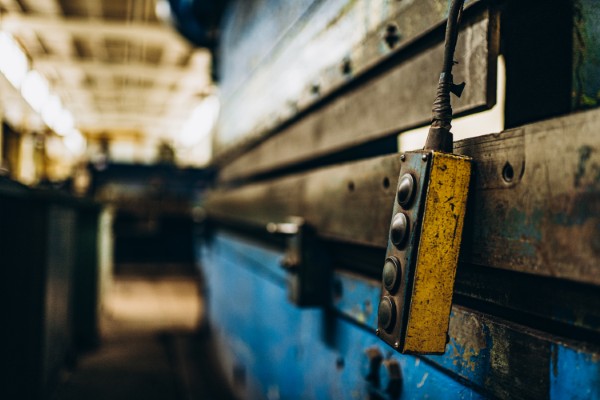 Toma en primer plano de control remoto para maniobrar rampas para andén