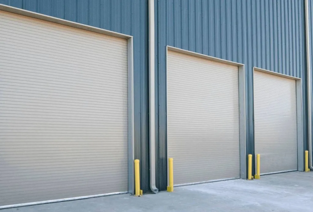 Imagen de cortinas metálicas enrollables diseñadas para proteger comercios, almacenes e industrias