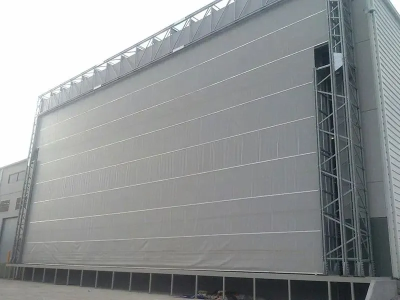 Fotográfia de unas puertas apilables que Ribori vende, aparte de las cortinas metálicas enrollables